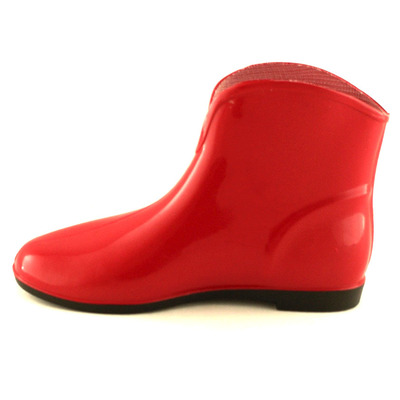Резиновые низкие ботинки красного цвета женские